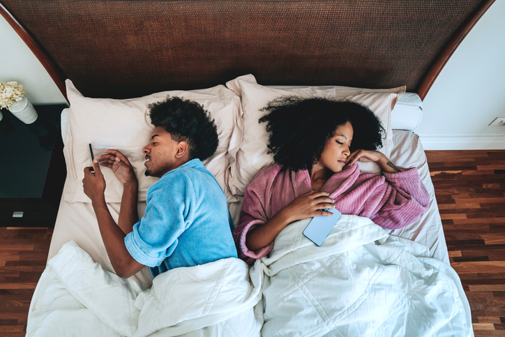 sexless marriage - Couple addicted to smartphone